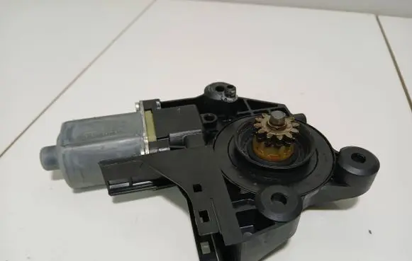 Ford Focus Front door window regulator motor 4M5T14553 995209102 P521F