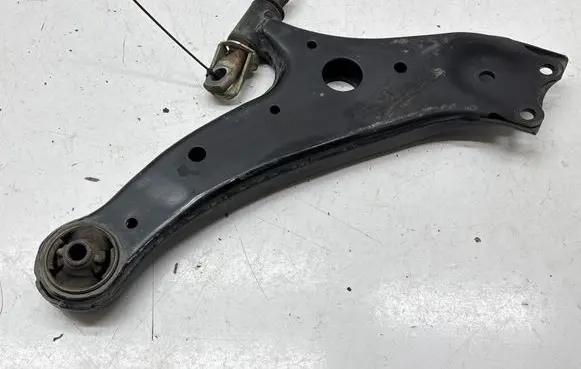 Toyota Highlander XU50 Front lower control arm/wishbone R179171096