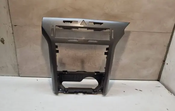 Opel Astra H Radio/GPS head unit trim 331985437