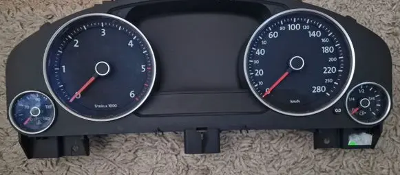 Volkswagen Touareg II Speedometer (instrument cluster) 7P6920883B