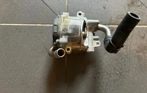 Volkswagen Caddy EGR valve 04L131501RV110 61612081V10