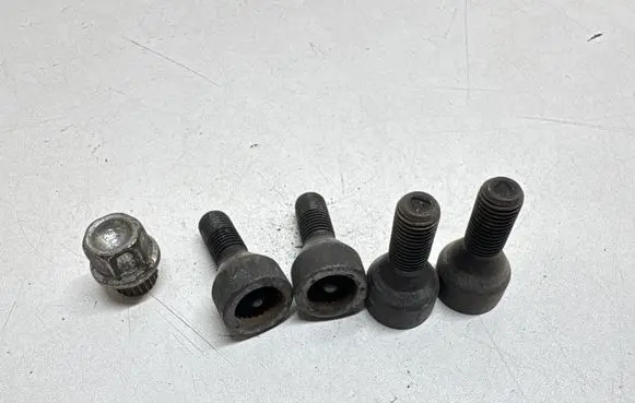 BMW 3 E90 E91 Anti-theft wheel nuts and lock