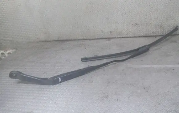 Nissan Qashqai Front wiper blade arm 80017587A