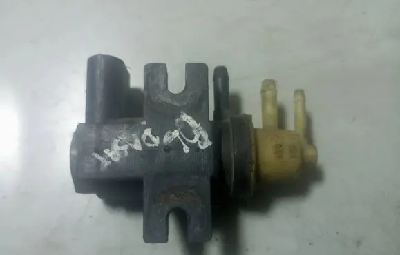 Volkswagen PASSAT B6 Vacuum valve 1K0906627A