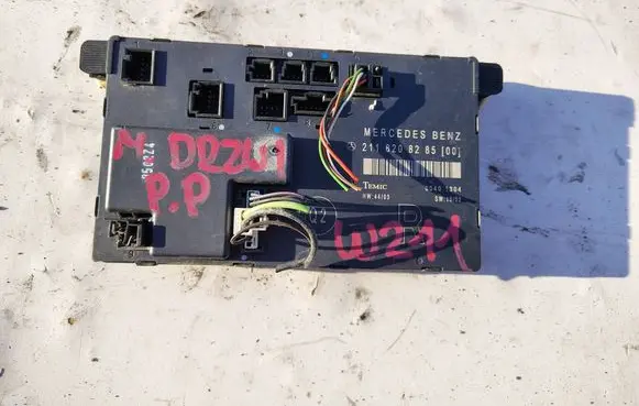 Mercedes-Benz E W211 Door control unit/module 211820828500