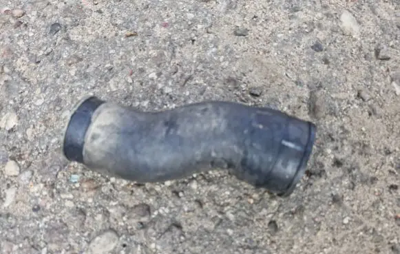 Engine coolant pipe/hose