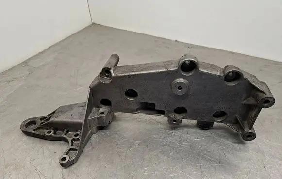 Volvo XC70 Engine mounting bracket 9497106