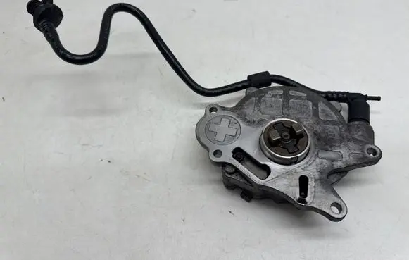 Volkswagen PASSAT B7 Vacuum pump 03L145100G