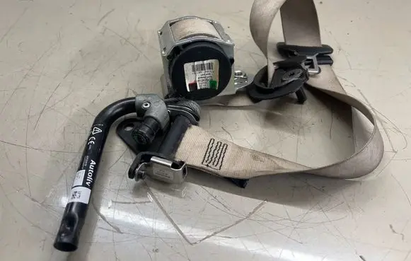BMW 5 F10 F11 Front seatbelt 610126200B