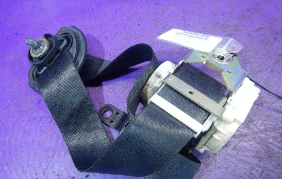 BMW X3 E83 Front seatbelt 33048192