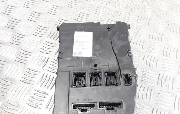 Renault Megane II Fuse module 8200525385 8200440679A