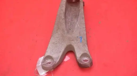 Engine mount vacuum valve