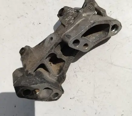 Peugeot 407 Engine mounting bracket 9645382880