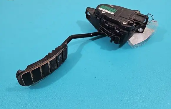 Accelerator throttle pedal