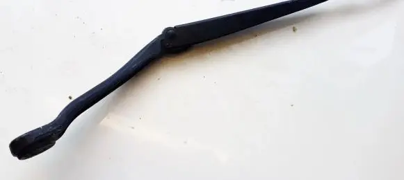 Nissan Qashqai+2 Front wiper blade arm