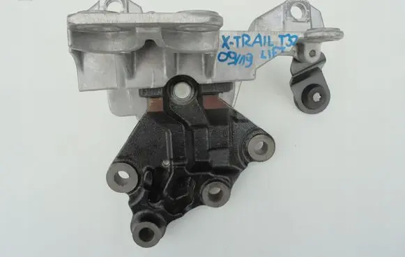 Nissan X-Trail T32 Engine mount bracket