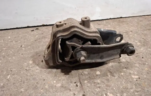Volvo XC70 Engine mount bracket 30671219 6G926P082