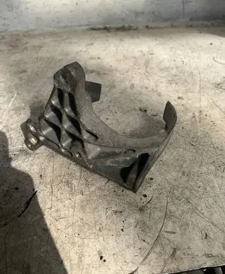 Volvo V50 Engine mounting bracket