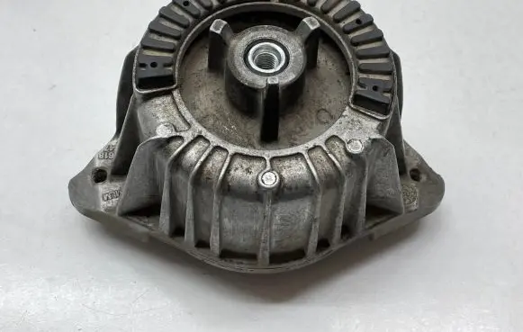Mercedes-Benz C W204 Engine mount bracket A2042404717 3318647