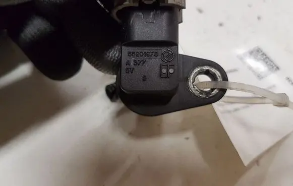 Opel Insignia A Camshaft position sensor 55201876