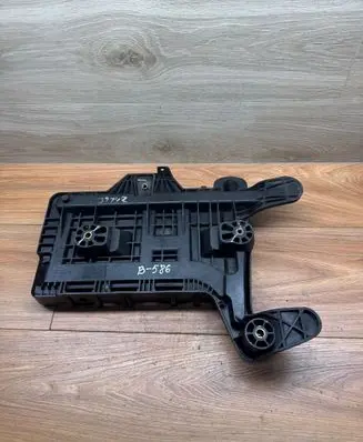 Volkswagen Golf VI Battery tray 1KM915333