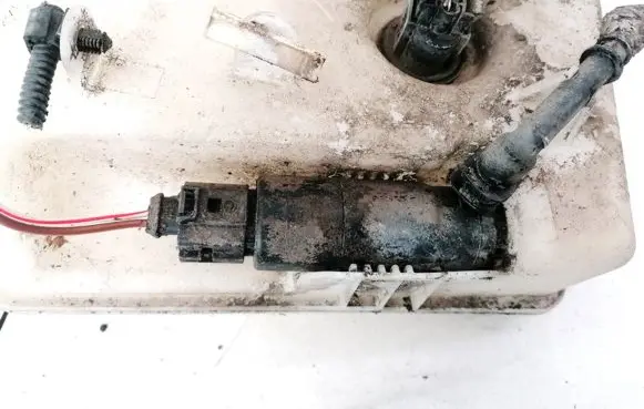 Volkswagen Golf V Headlight washer pump 