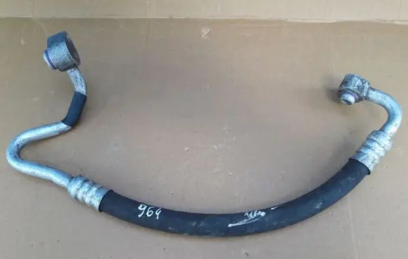 Volkswagen PASSAT B5.5 Air conditioning (A/C) pipe/hose 3B0260704N