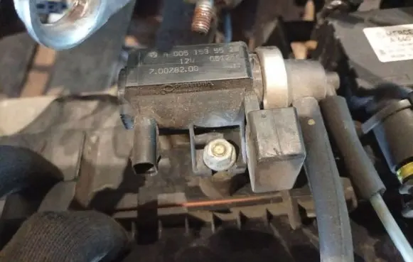Mercedes-Benz B W245 Turbo solenoid valve A0051535528