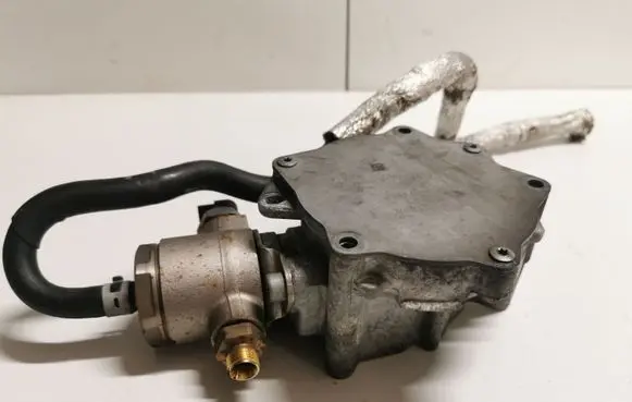 Audi A5 8T 8F Vacuum pump 06J145100
