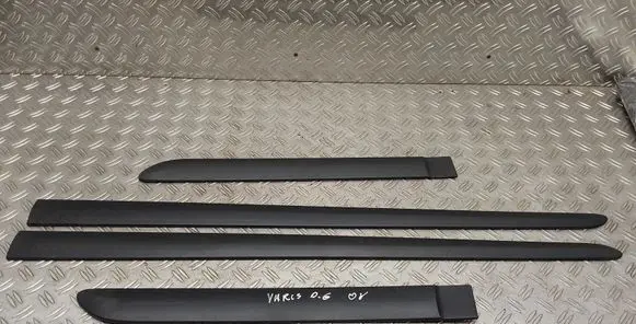 Toyota Yaris Front door trim (molding) PZ415B2522