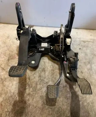 Opel Astra J Pedal assembly 13354331 0000371 512723057