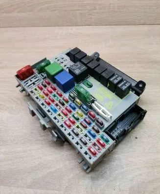 Opel Zafira A Fuse module 24412497