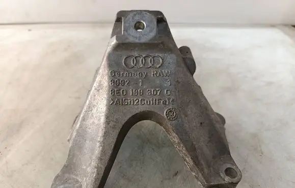 Audi A4 S4 B7 8E 8H Engine mounting bracket 8E0199307Q