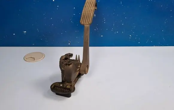 Accelerator throttle pedal