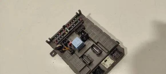 Citroen C5 Fuse module 9637466180
