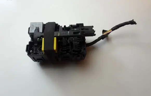 Peugeot 208 Fuse module 9806192580