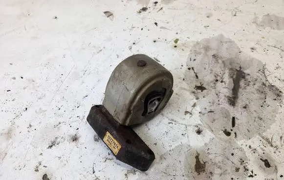 Engine mount vacuum valve