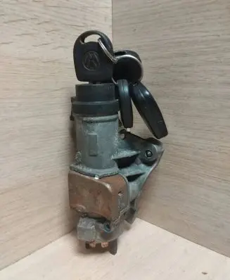 Volkswagen PASSAT B5.5 Ignition lock 4B0905851