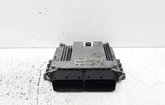 Hyundai i40 Engine control unit/module 0281032311