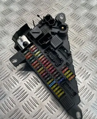 BMW 5 E60 E61 Fuse module 6906619