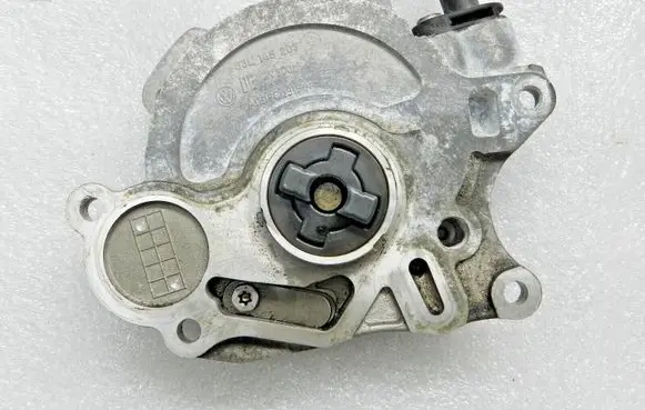 Volkswagen Golf VI Vacuum pump 03L145207
