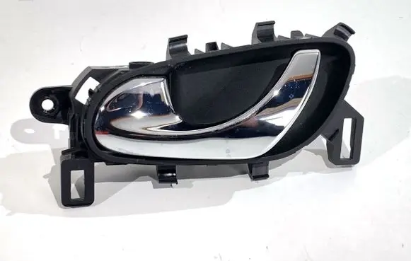 Nissan Qashqai Front door interior handle 