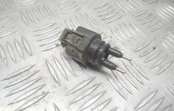 Volkswagen PASSAT B5.5 Windshield washer fluid level sensor 
