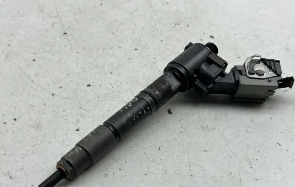 Volvo V40 Fuel injector 2370010