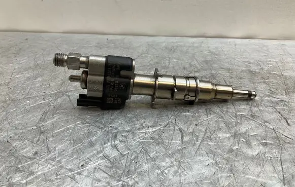 BMW 5 E60 E61 Fuel injector 7585261 PA66GF3596 10181010