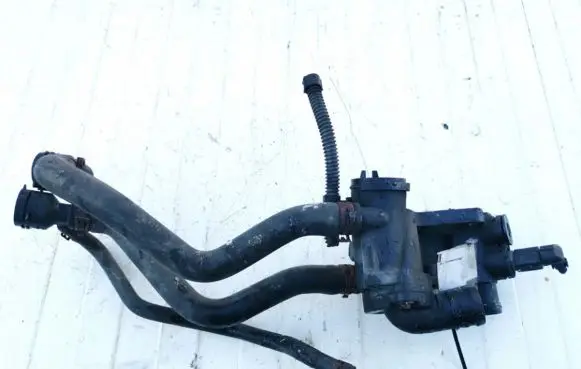 Volkswagen Golf V Engine coolant pipe/hose 032121111