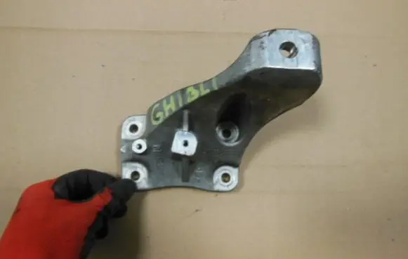 Maserati Ghibli Engine mounting bracket