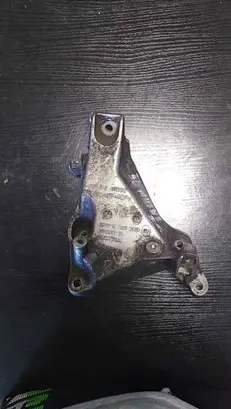 BMW 1 E81 E87 Engine mounting bracket 6760309