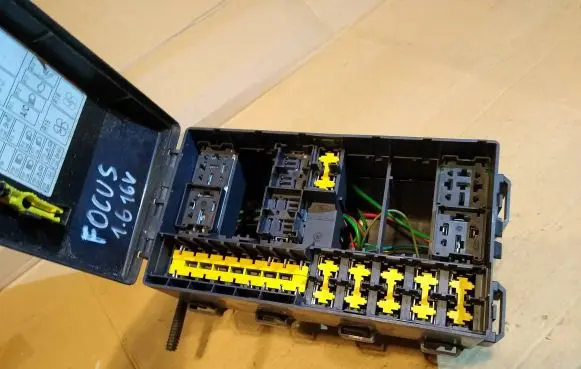 Ford Focus Fuse box set 98AG-14A067-AE