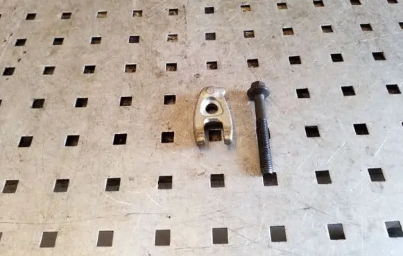 Nissan Juke I F15 Fuel Injector clamp holder